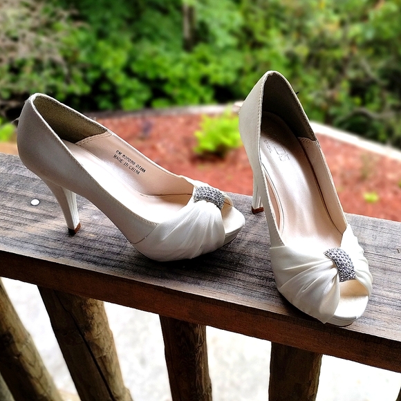 Charmeuse Diana Ivory Pleated Peep Toe Heels with Crystals 6M - Picture 8 of 12